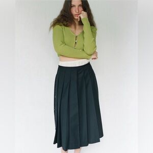 Pleat skirt with slits
